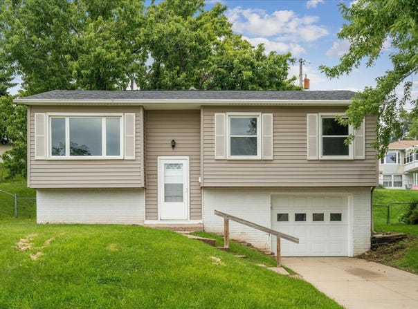 2533 Marywood, Dubuque, IA 52001
