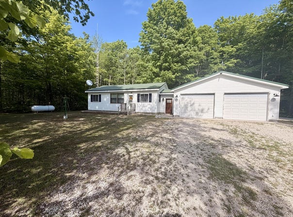 3676 Lang Rd, Gulliver, MI 49840