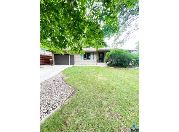 513 S Dobson St, Mitchell, SD 57301