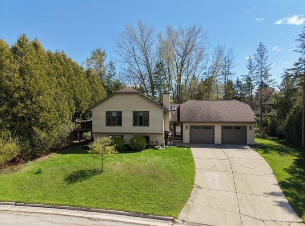 641 E Walnut Pl, Sturgeon Bay, WI 54235