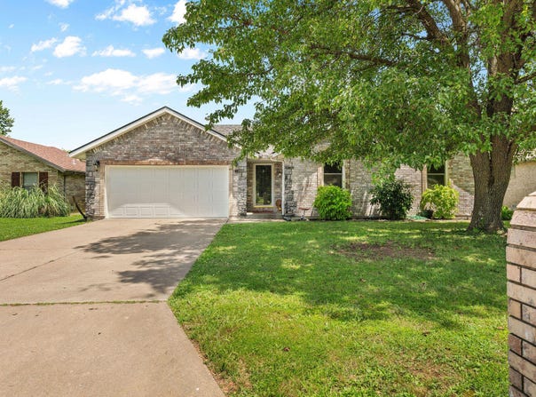 208 S Poplar Court, Nixa, MO 65714