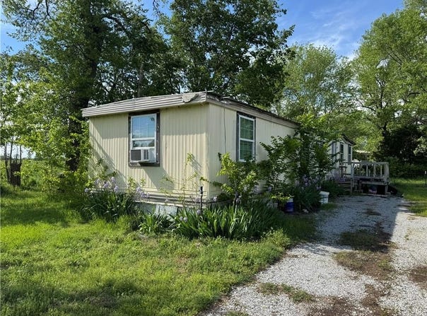 23963 Floyd Moore  RD, Gentry, AR 72734