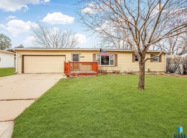 2105 E Sylvan Cir, Brandon, SD 57005