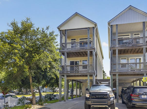 202 Bridgeview Court, Surf City, NC 28445