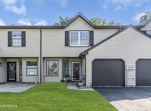 21 Seabreeze Square, Freehold, NJ 07728