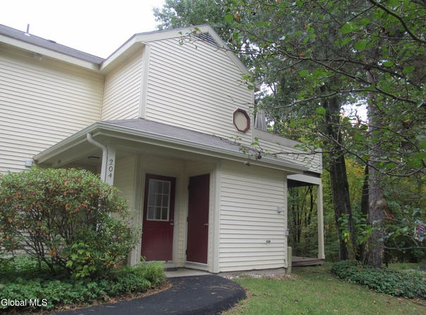 204 Yorktown Drive, Halfmoon, NY 12065