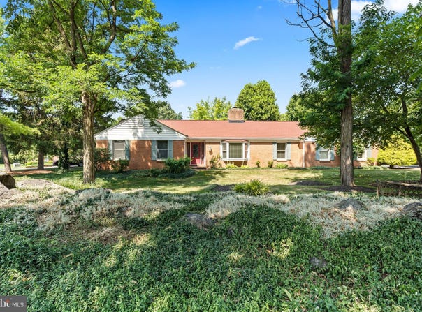 1916 APPLEWOOD Circle, HAGERSTOWN, MD 21740
