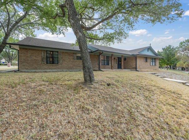 75 Delmore Drive, Hillsboro, TX 76645