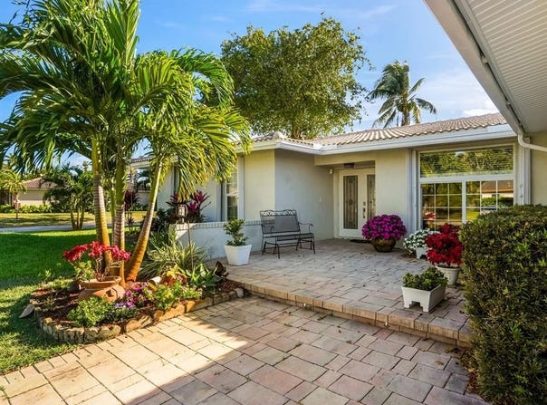 906 NW 83rd Dr, Coral Springs, FL 33071
