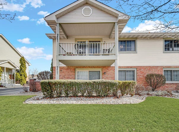 9821 Parkway Drive, Highland, IN 46322