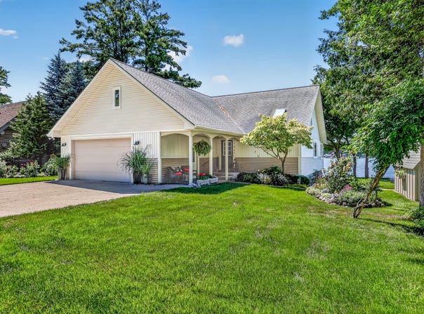 817 E Lake Road, Pentwater, MI 49449