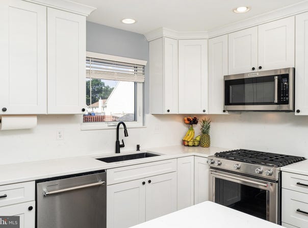 200 CUTTER LANE, MANAHAWKIN, NJ 08050