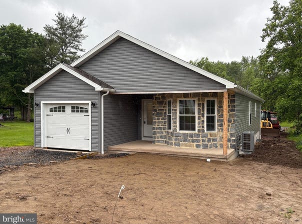 402 EIGHTH AVENUE, BURNHAM, PA 17009