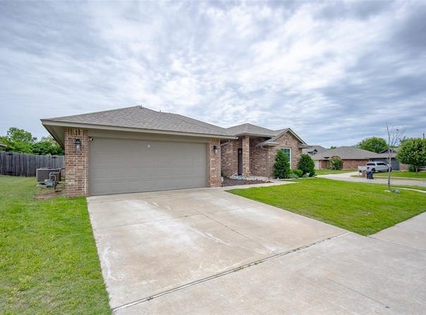 1208 Hickory Creek Drive, Yukon, OK 73099