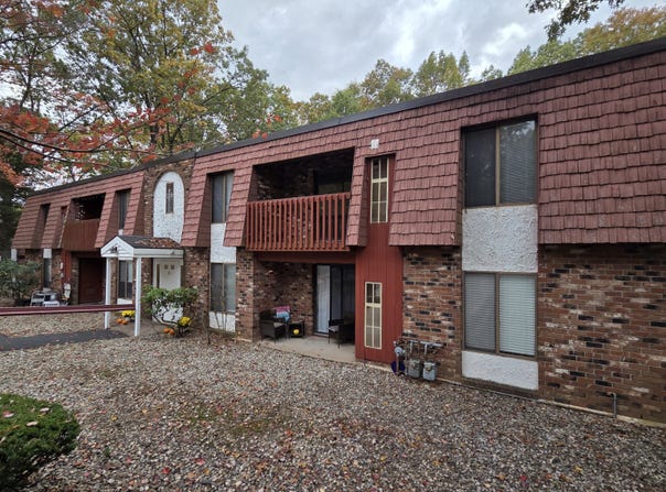 35 Woodsedge Drive, Newington, CT 06111