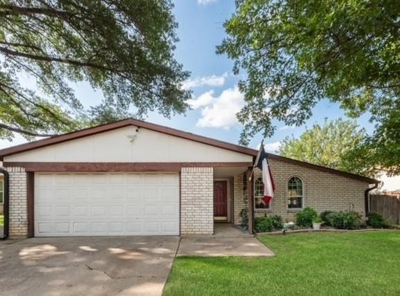 207 Hallmark Drive, Arlington, TX 76011