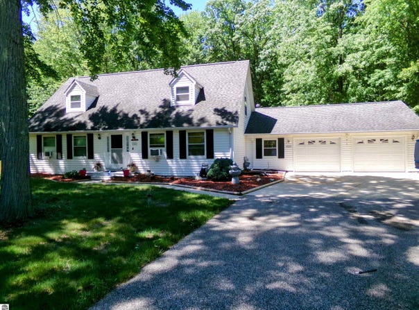 2341 E Cherrywood Drive, Midland, MI 48640