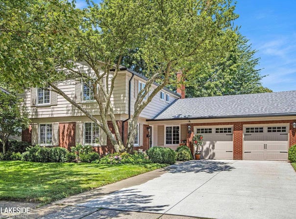 580 N Brys, Grosse Pointe Woods, MI 48236