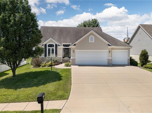 4506 Hallbrook Drive, St Joseph, MO 64506