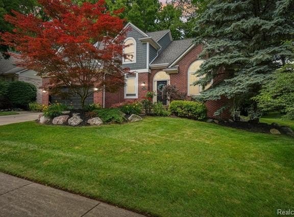 678 Twin Oaks Court, Rochester Hills, MI 48307