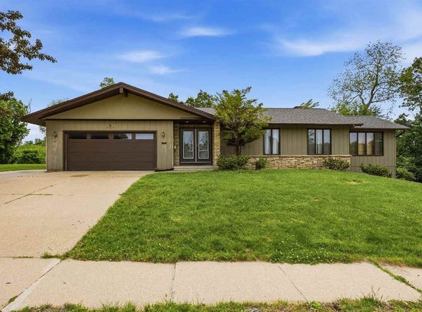 2928 Alleghany Dr NE, CedarRapids, IA 52402