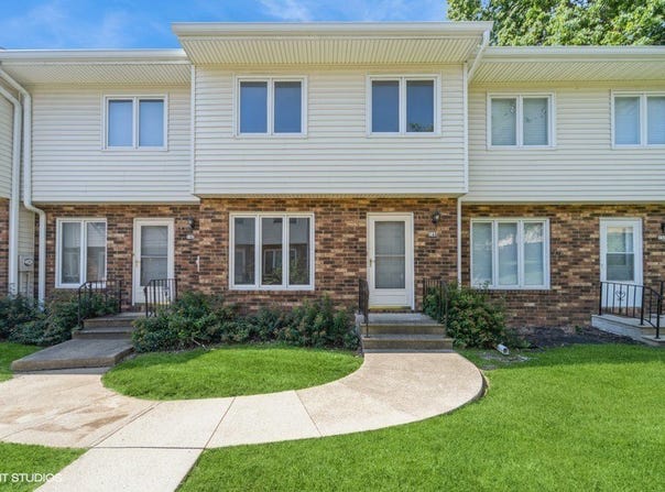 146 Holiday Circle unit: 24, West Des Moines, IA 50265