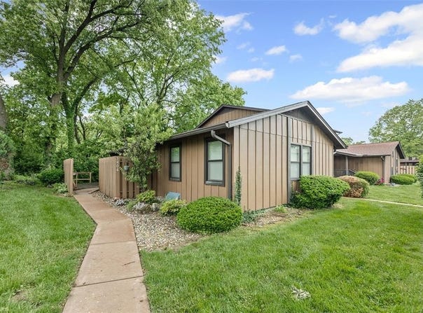 1404 Hampton Court, Belleville, IL 62223