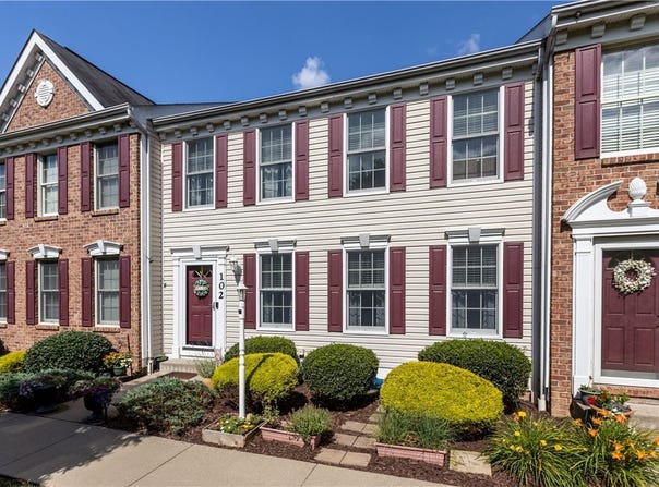 102 Castle View Dr, Kennedy Twp, PA 15136