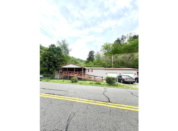 6262 Ky Rt 302, Van Lear, KY 41265