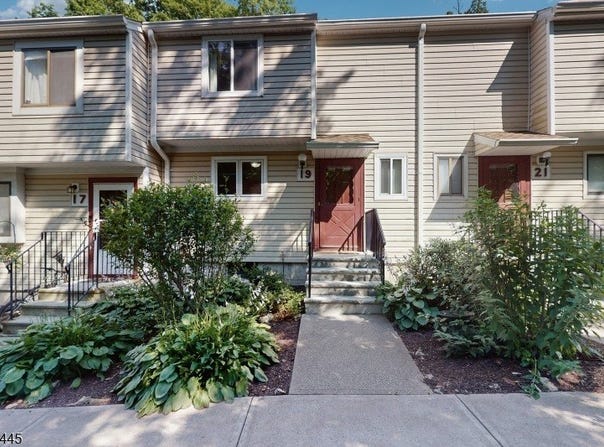 19 Fox Tail Ln, Hardyston Twp., NJ 07419-9775