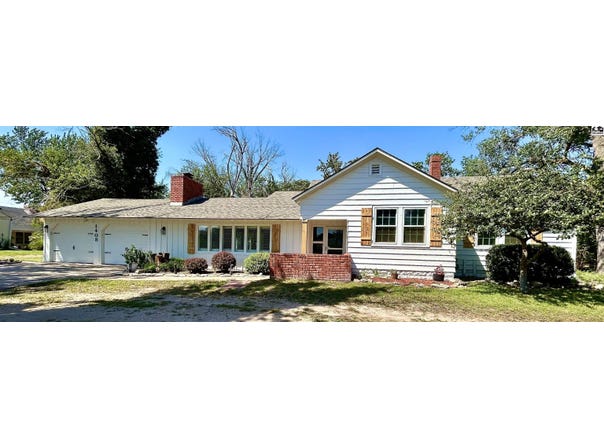 1408 E 23rd Ave, Hutchinson, KS 67502