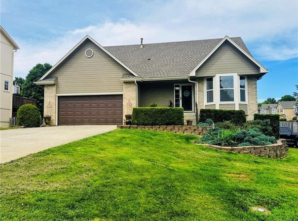 210 NE Lamplighter Lane, Blue Springs, MO 64014