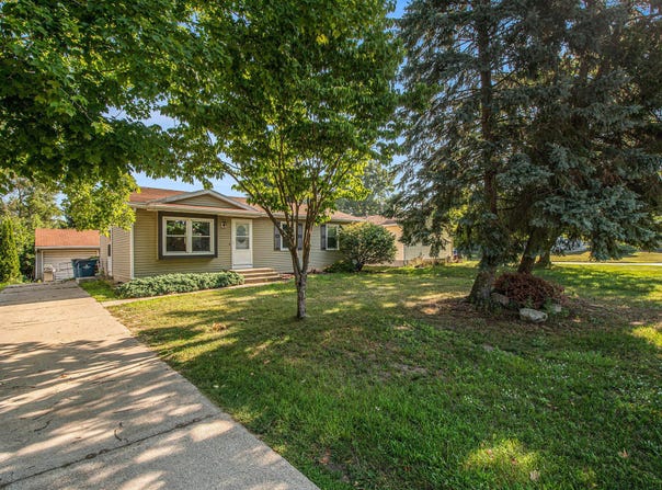 151 Regent Street SE, Kentwood, MI 49548