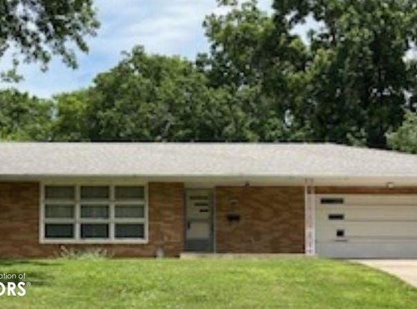 833 S Park Ave, Centerville, IA 52544