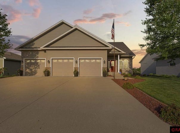 1904 Rock Ridge Lane, St. Peter, MN 56082