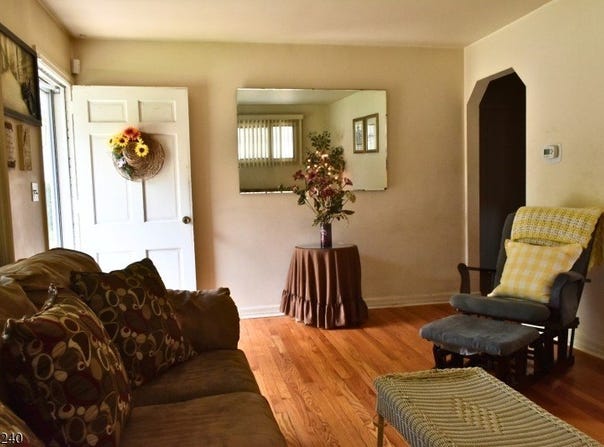 19 Florence Pl, Elmwood Park Boro, NJ 07407-3023