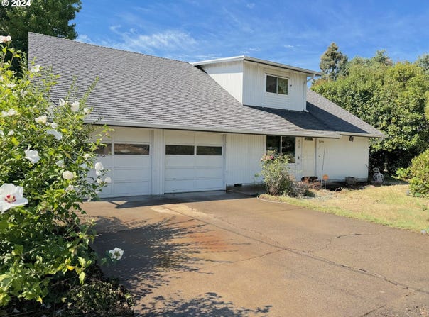 870 N LAURELHURST Dr, Eugene, OR 97402