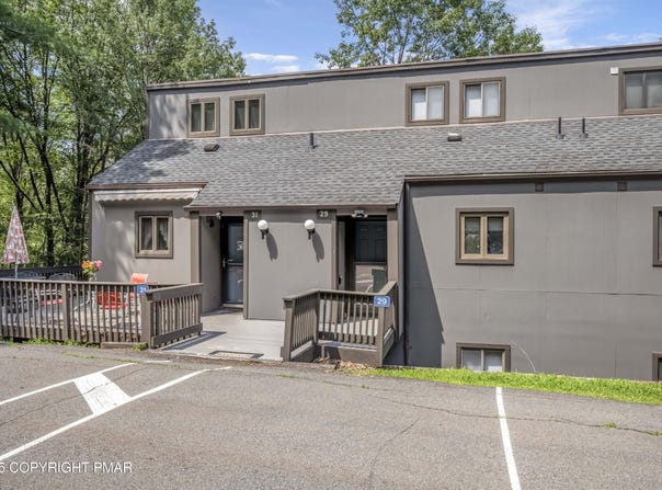 29 Middle Village Way, Tannersville, PA 18372