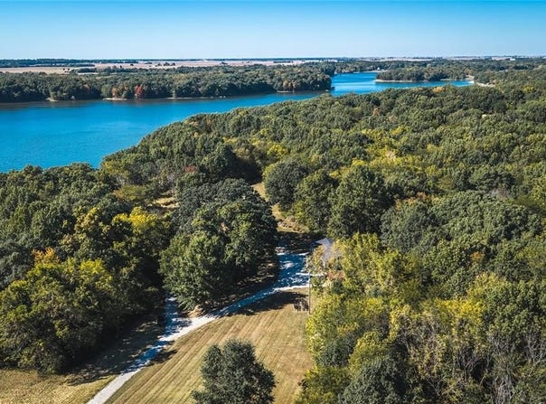 321 Lake Lane, Hillsboro, IL 62049