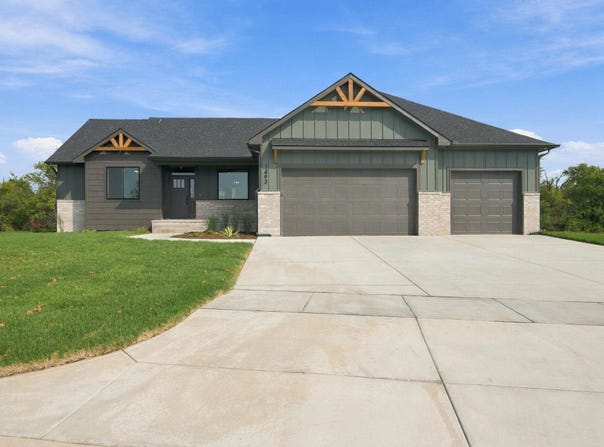 1493 W Cozy Hollow Ct, Goddard, KS 67052