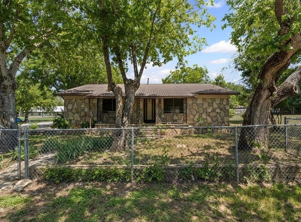 200 3rd Street, Glen Rose, TX 76043
