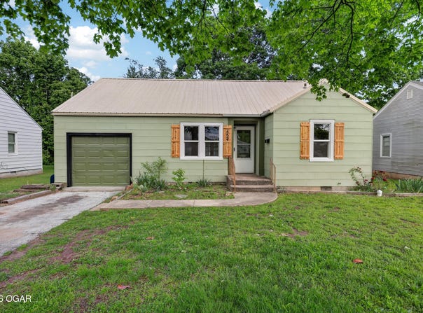 1724 Hillcrest Drive, Carthage, MO 64836
