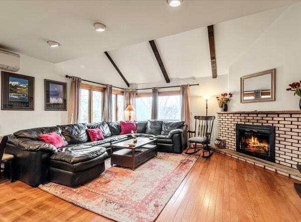 31 Middle Village Way, Tannersville, PA 18372