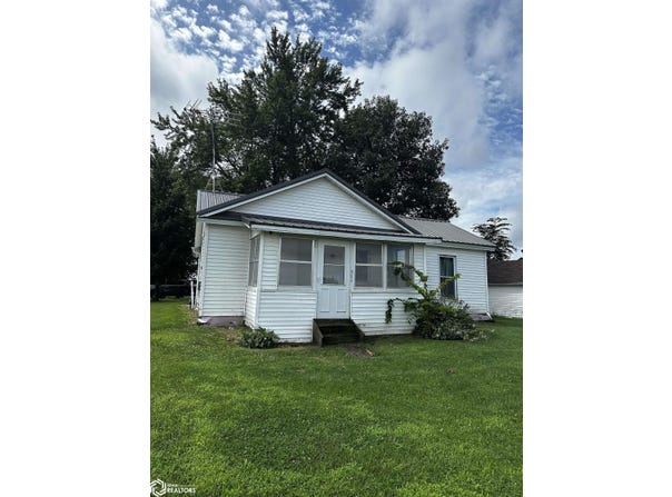 511 Middle Street, Brooklyn, IA 52211