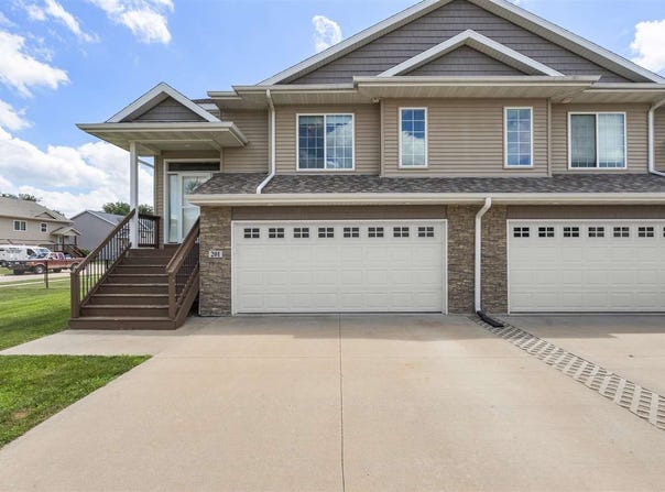 201 Sierra Park Dr., Hills, IA 52235
