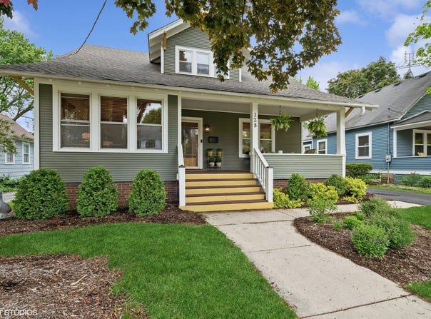 128 Coolidge Avenue, Barrington, IL 60010