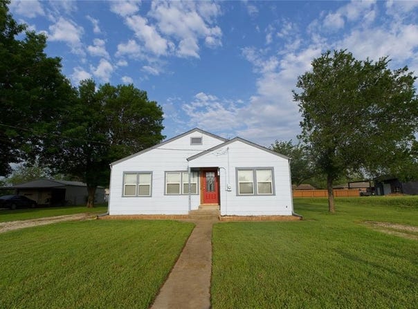 216 S Mesquite Street, Muenster, TX 76252