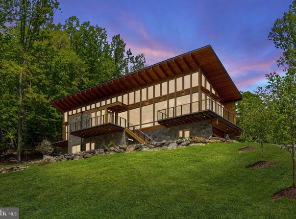 559 BESSIE BELL MOUNTAIN Road, CASTLETON, VA 22716