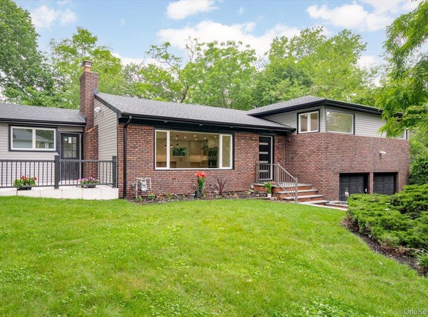 8 Junard Drive, Roslyn, NY 11576