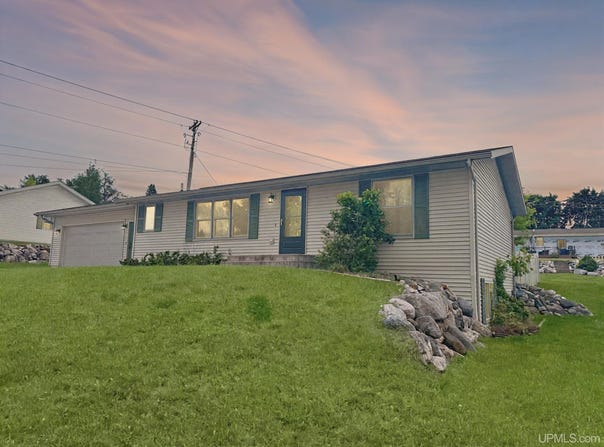 715 E Smith, Iron Mountain, MI 49801